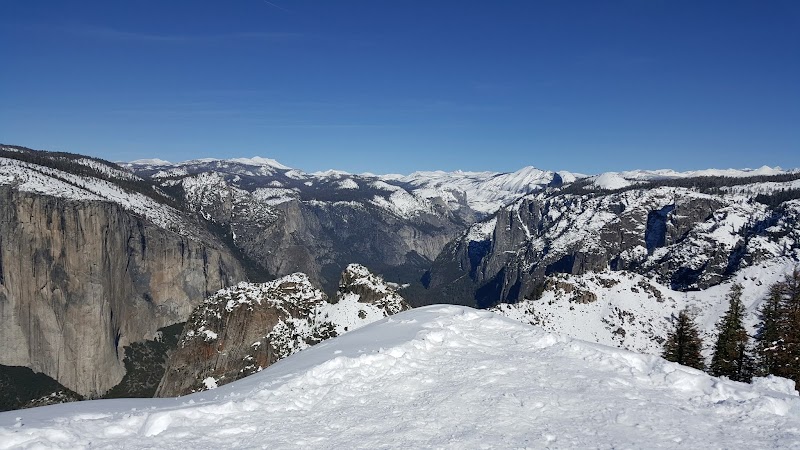 Hiking to Dewey Point via Glacier Point Road surrounding landscape