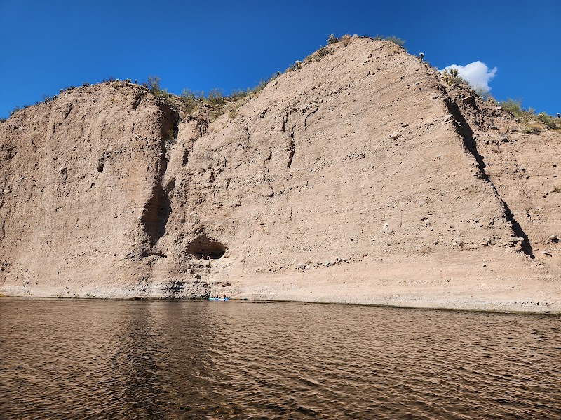Tubing Along the Salt River near Tucson surrounding landscape