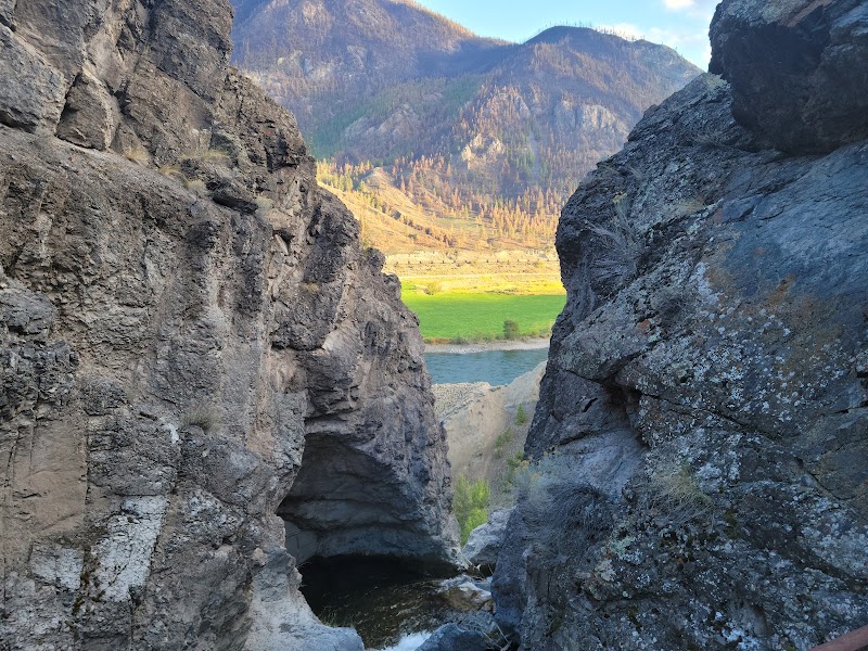 Murray Creek Falls surrounding landscape
