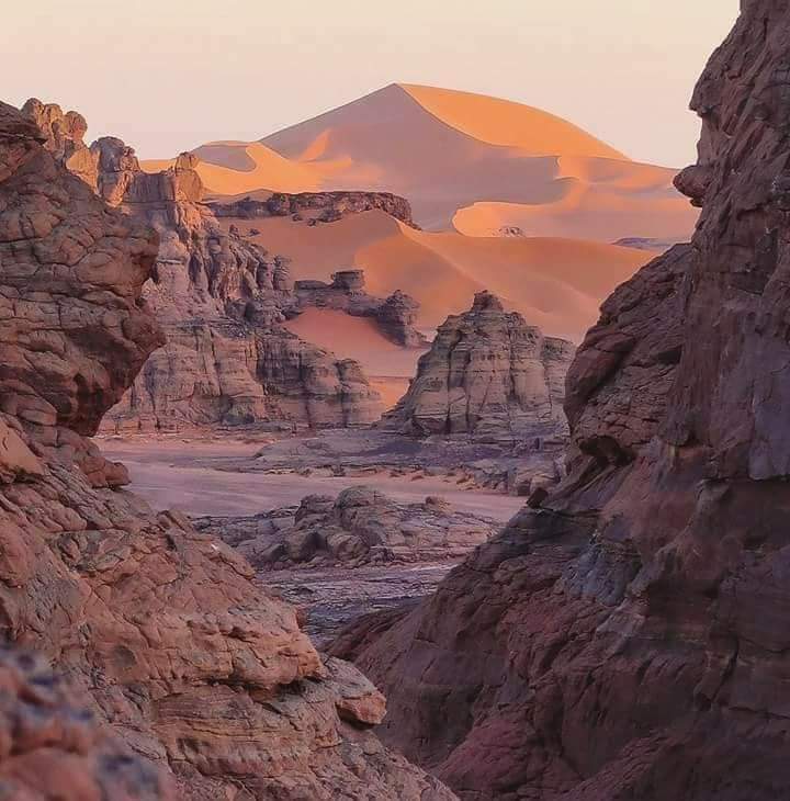هضبة إنيدي: Chad’s Majestic Desert Wonder - هضبة إنيدي