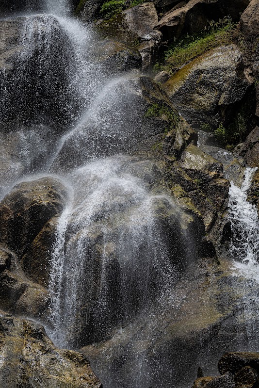 Grizzly Falls: A Hidden Gem in Cedar Grove, CA surrounding landscape