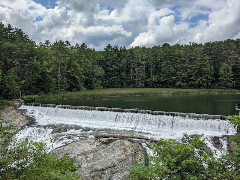 Discover the Beauty of Quechee Gorge surrounding landscape