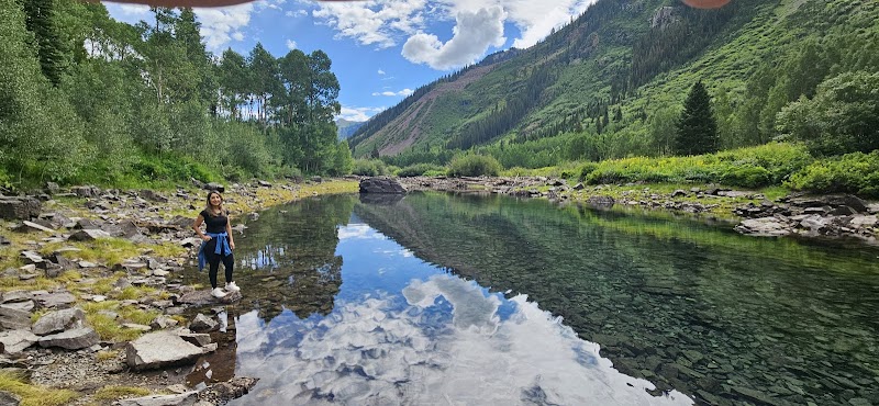 Hiking Crater Lake Trail, Aspen, Colorado surrounding landscape