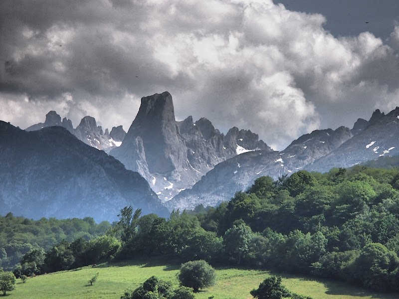 Majestic Peaks of Naranjo de Bulnes - Naranjo de Bulnes