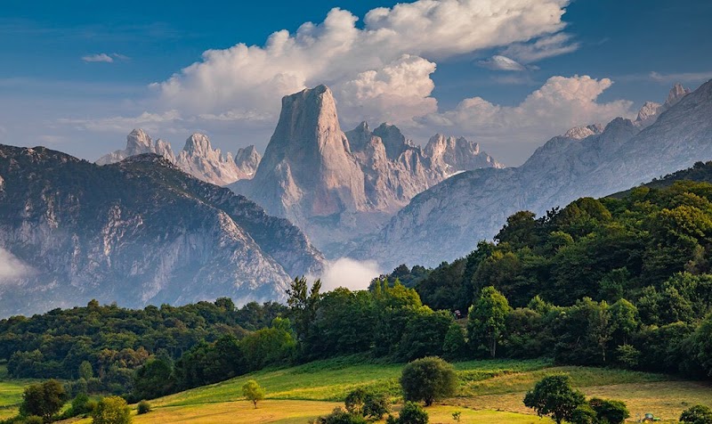 Majestic Peaks of Naranjo de Bulnes - Naranjo de Bulnes
