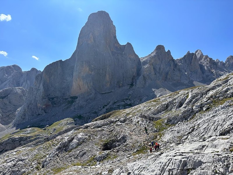 Majestic Peaks of Naranjo de Bulnes - Naranjo de Bulnes