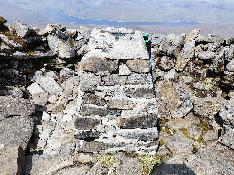 Majestic Peaks: Sgùrr na Lapaich surrounding landscape