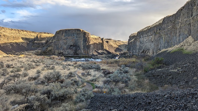 Discover the Majestic Palouse Falls surrounding landscape
