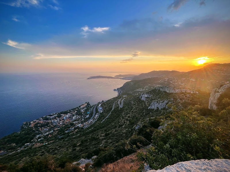 Breathtaking Vistas at Tête de Chien - Tête de Chien