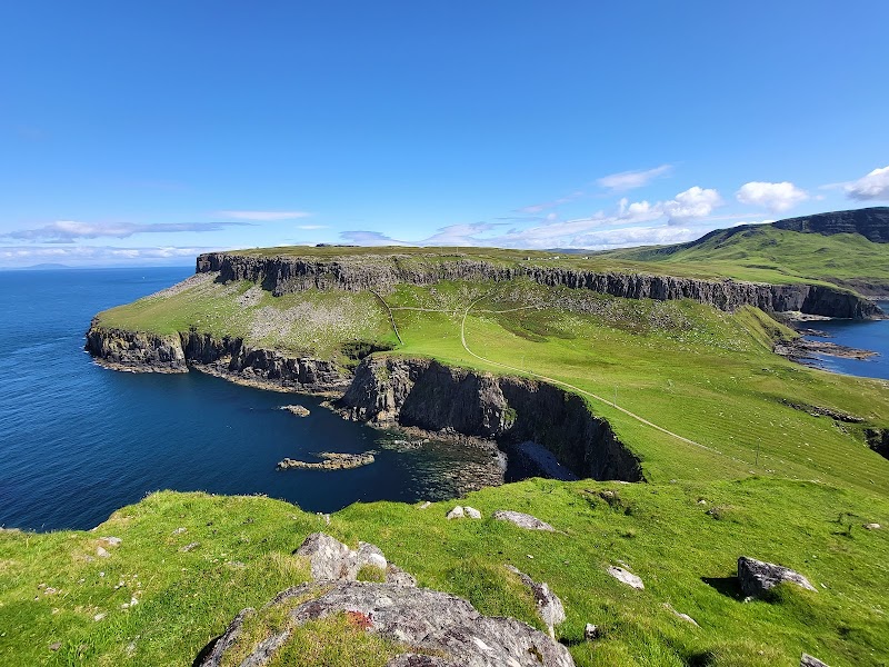 Neist Cliff Viewpoint: A Coastal Marvel on the Isle of Skye surrounding landscape