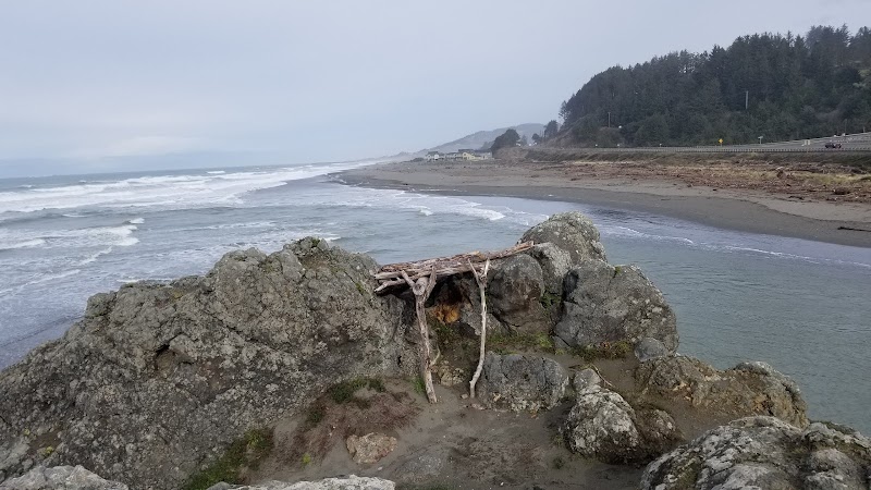 Charming Coastal Formations: Kissing Rock outdoor detail
