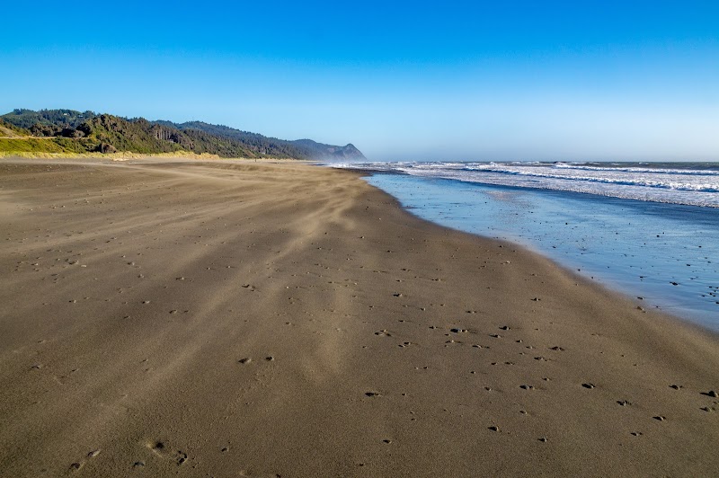Charming Coastal Formations: Kissing Rock surrounding landscape