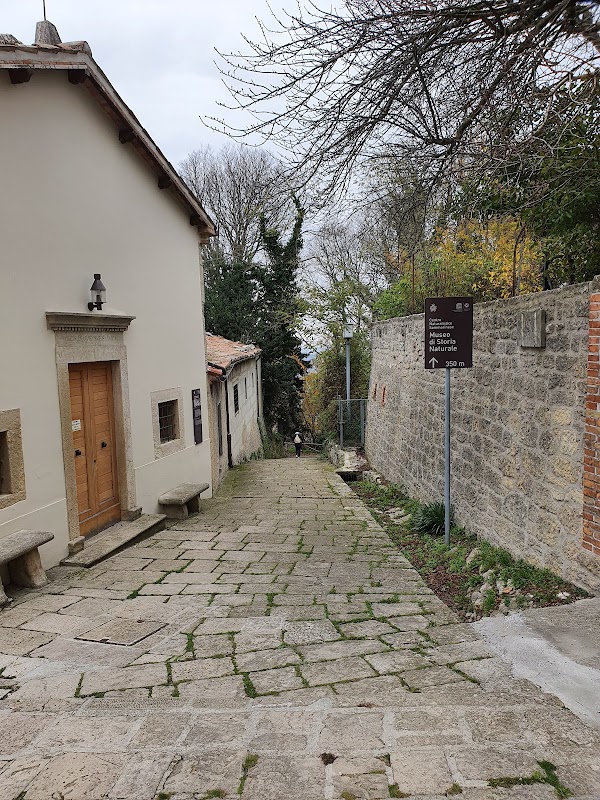 Tranquil Pathways: Costa dell'Arnella - Costa dell'Arnella - sentiero, ingresso da Borgo Maggiore