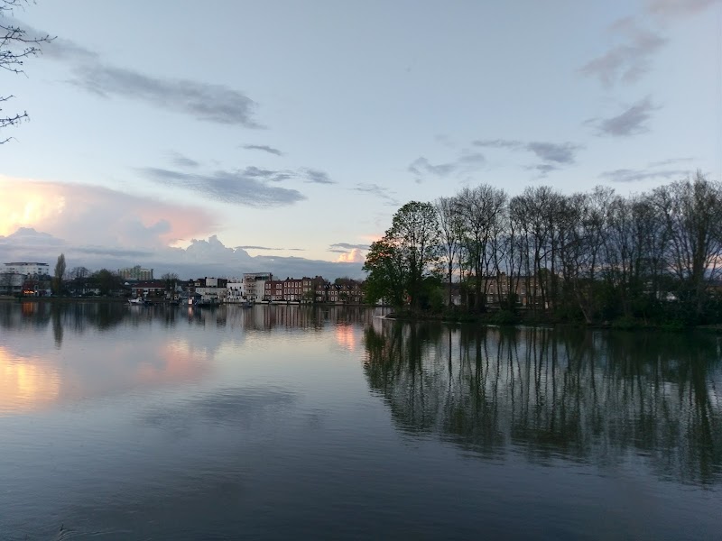 Discover Oliver's Island: A Riverside Retreat surrounding landscape