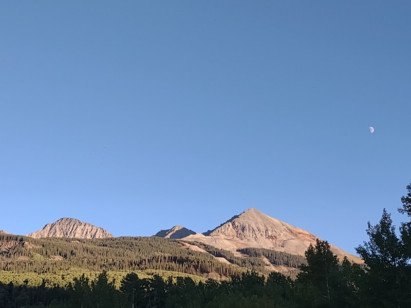 Nature's Oasis: Woods Lake, Colorado surrounding landscape