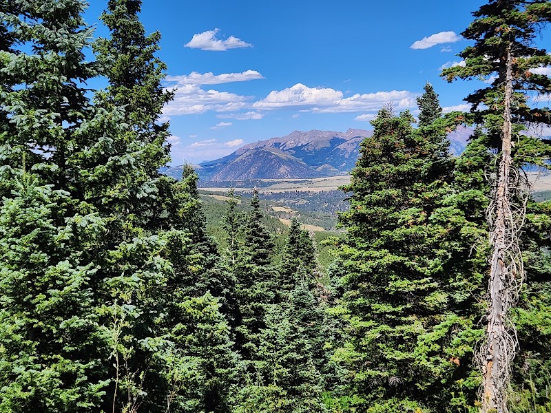 Nature's Oasis: Woods Lake, Colorado - Woods Lake
