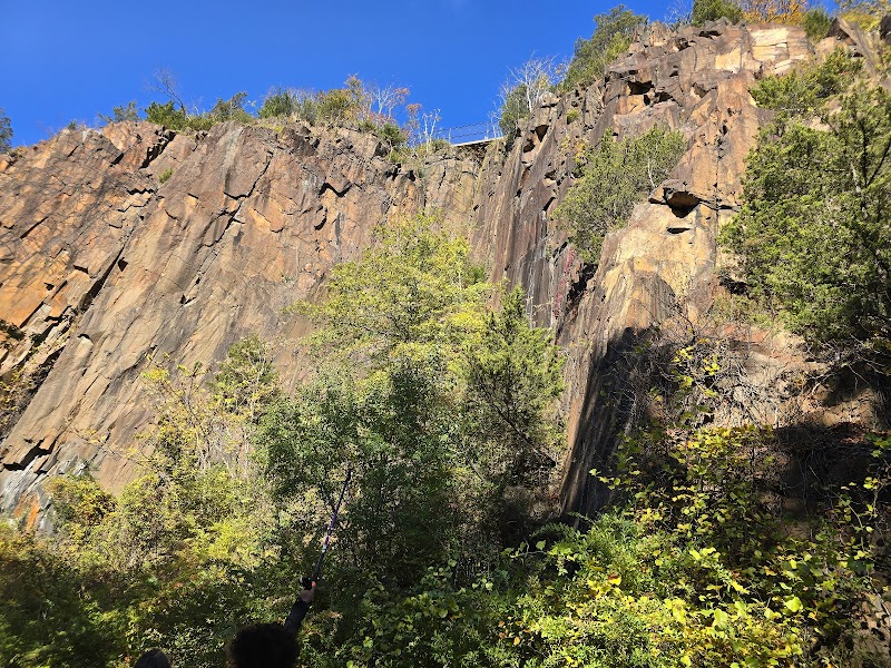 Discover the Heights at East Rock Park surrounding landscape