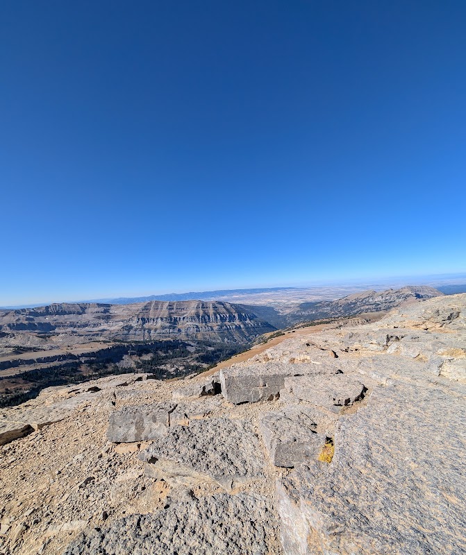 Magnificent Peaks: Table Mountain in Wyoming surrounding landscape