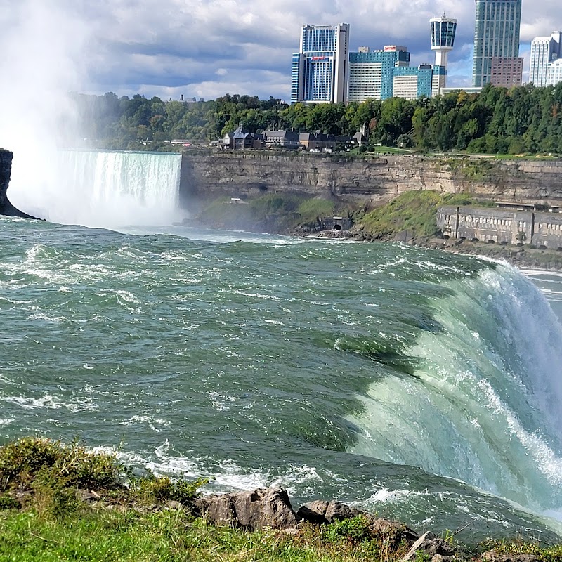 Majestic Niagara Falls – A Natural Wonder surrounding landscape