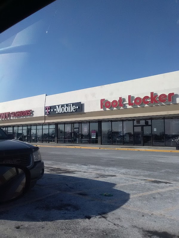Retail Retreat at Northern Lights Shopping Center surrounding landscape