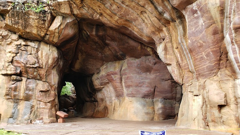 Ancient Wonders at Bhimbetka Rock Shelters - Bhimbetka rock shelters