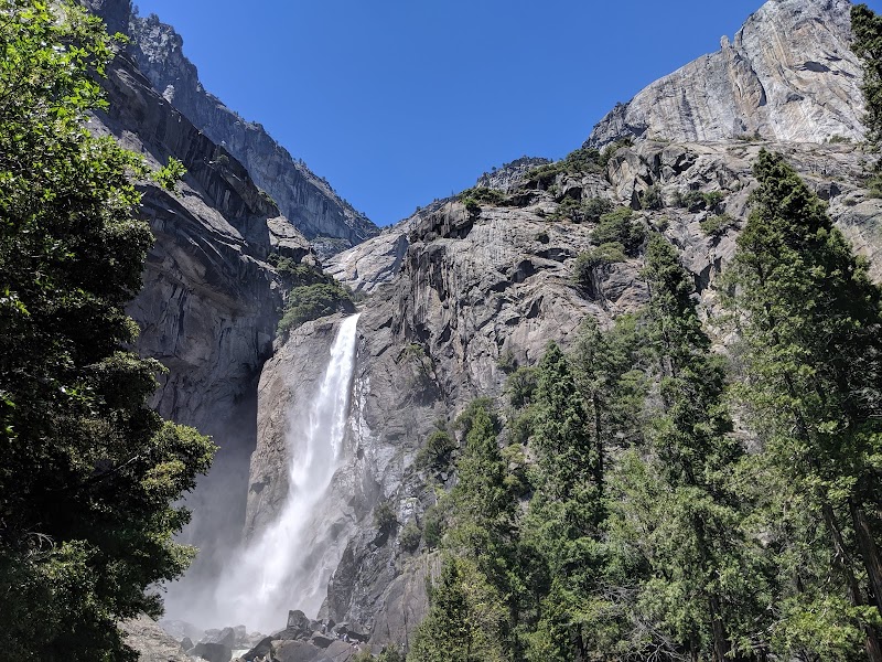 Hiking the Majestic Yosemite Valley Loop Trail surrounding landscape