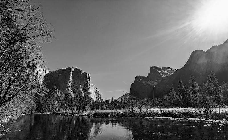 Yosemite's Majestic Valley View surrounding landscape