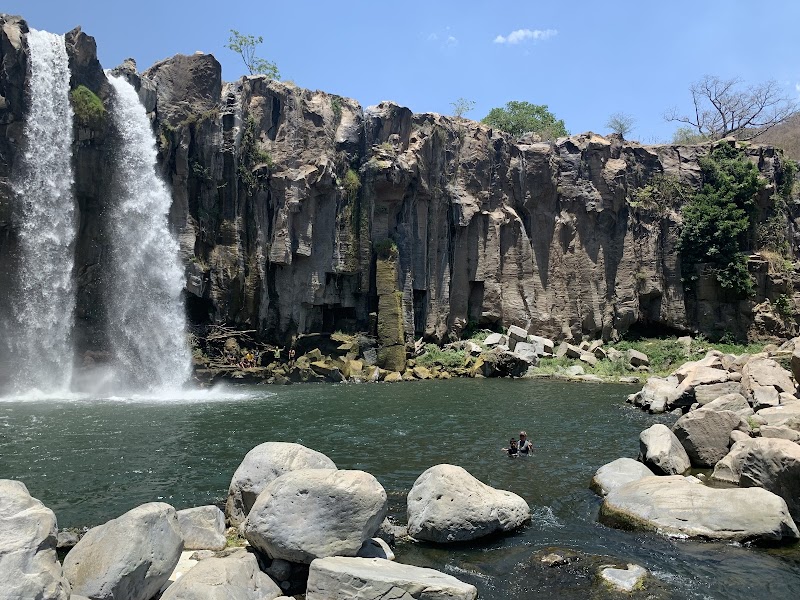 Refreshing Waters: Cataratas Los Amates - Centro de llegada para Pick Up 4x4 hacia Cataratas Los Amates, Santa Rosa.