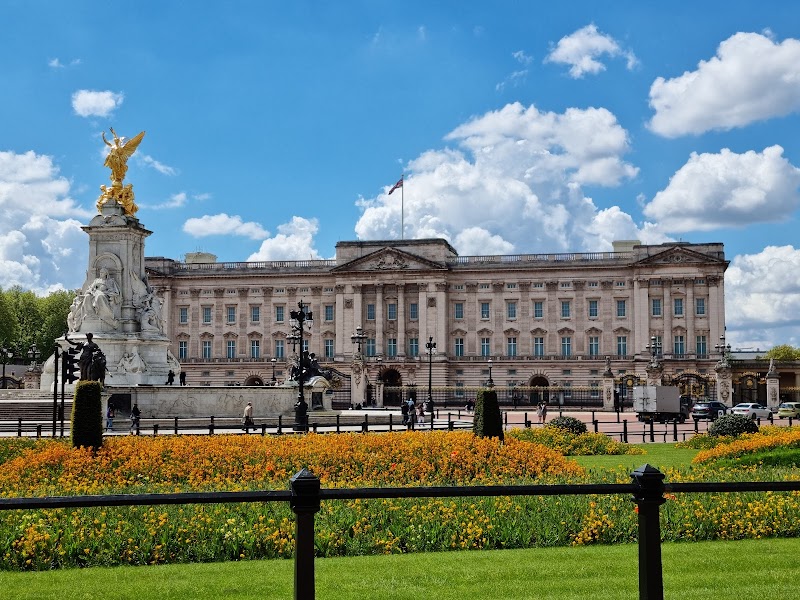 Royal Splendor at Buckingham Palace surrounding landscape