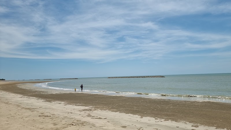 Sandy Shores: Chaosamran Beach, Phetchaburi - Chaosamran Beach