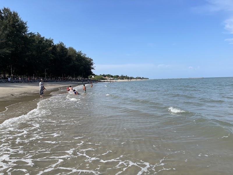 Sandy Shores: Chaosamran Beach, Phetchaburi - Chaosamran Beach