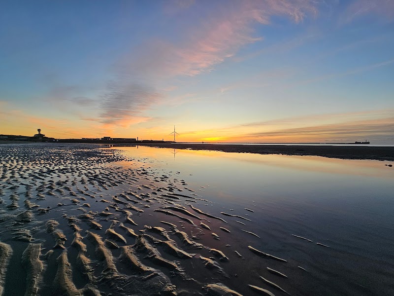 Beach Bliss at Plage de Boulogne-sur-Mer surrounding landscape