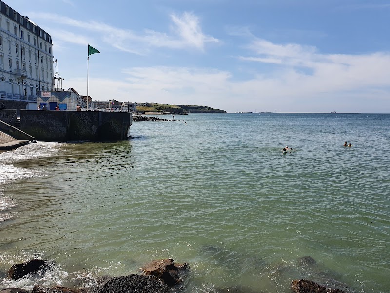 Shores of Serenity: Wimereux Beach surrounding landscape