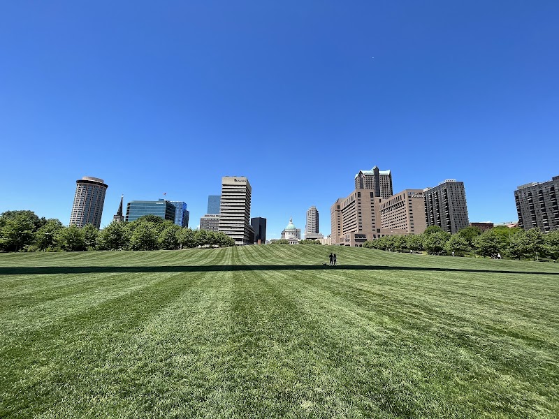 The Gateway Arch in St. Louis surrounding landscape