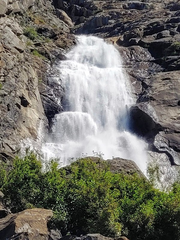 Exploring Hetch Hetchy Reservoir: Nature's Hidden Gem surrounding landscape