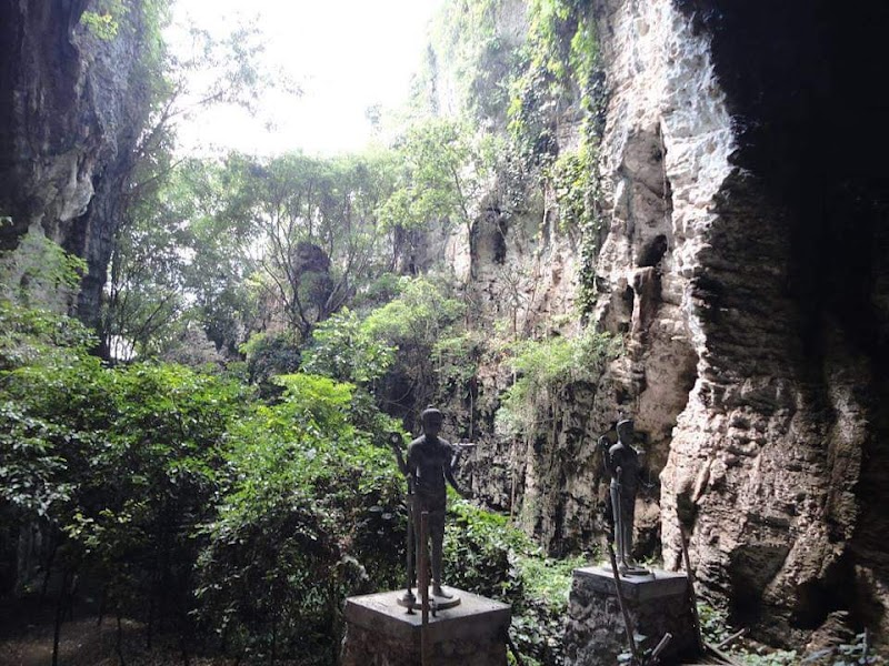 Golden Pinnacles of Phnom Sampow - Phnom Sampow Resort