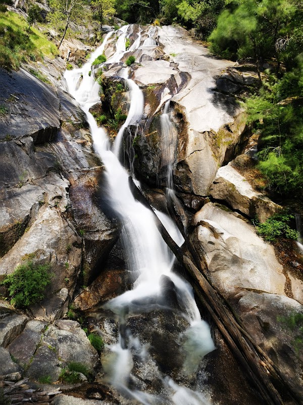 Rushing Waters of Rio Cabrão - Entrada para Cascatas do Rio Cabrão