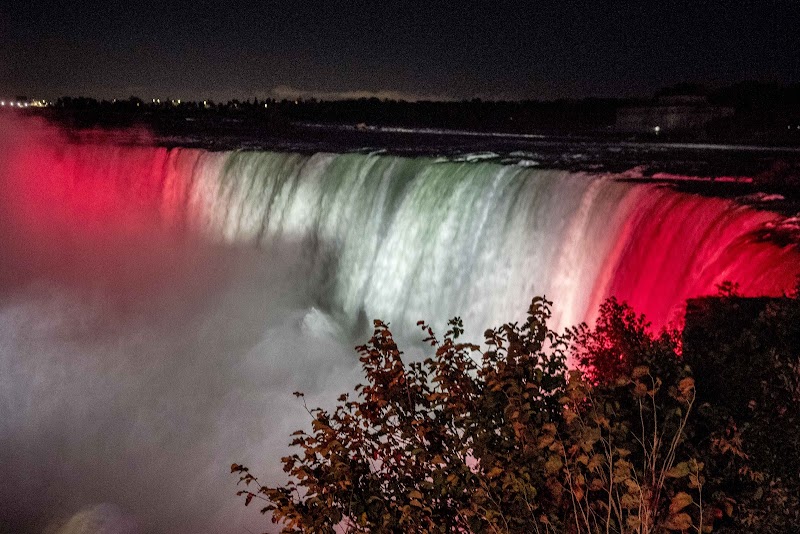 Niagara's Majestic Curtain: Horseshoe Falls surrounding landscape