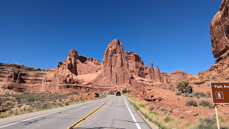 Natural Wonders & Arches National Park surrounding landscape