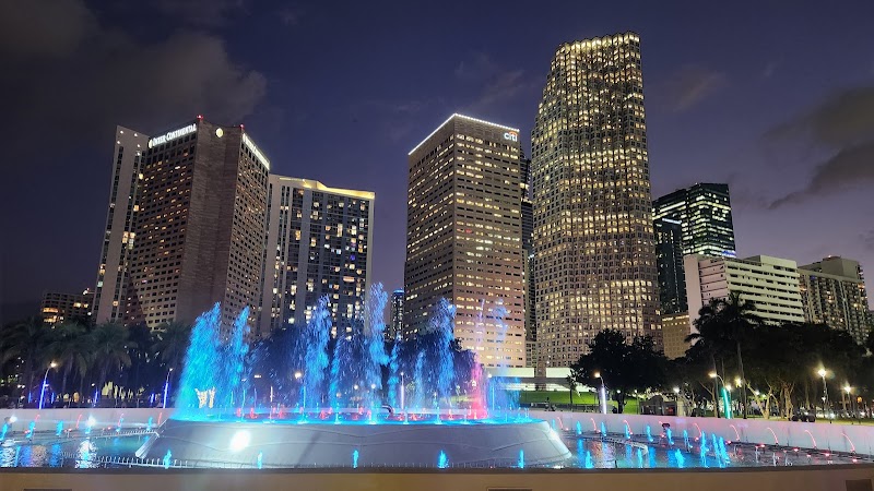 Waterfront Oasis: Bayfront Park in Miami surrounding landscape