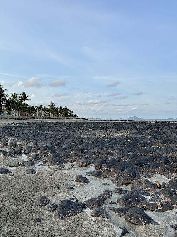 Pantai Batu Hitam: The Black Stone Beach of Kuantan - Pantai Batu Hitam