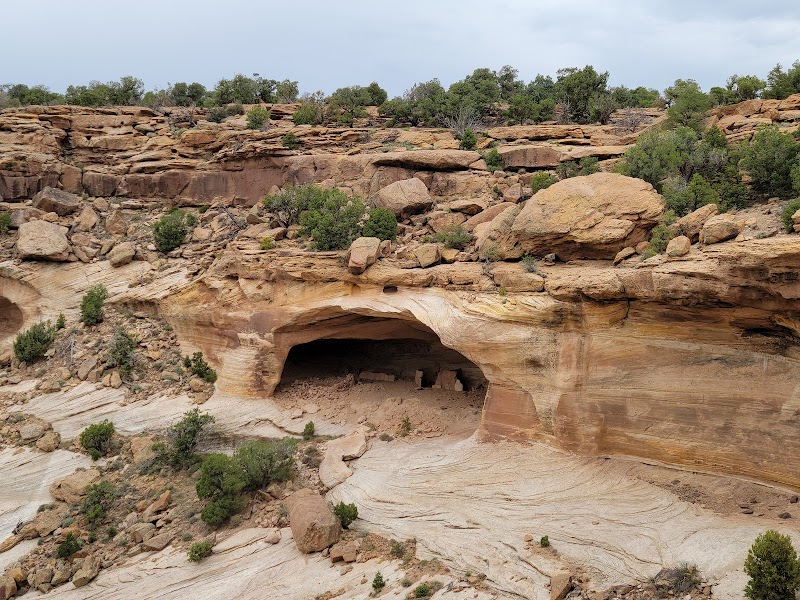 Majestic Canyons: Canyon de Chelly surrounding landscape