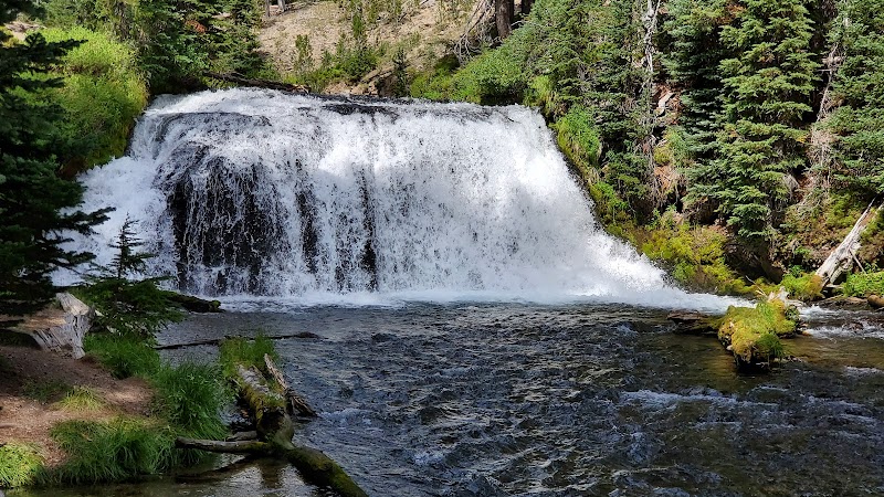 Majestic Views at Green Lakes Trailhead surrounding landscape