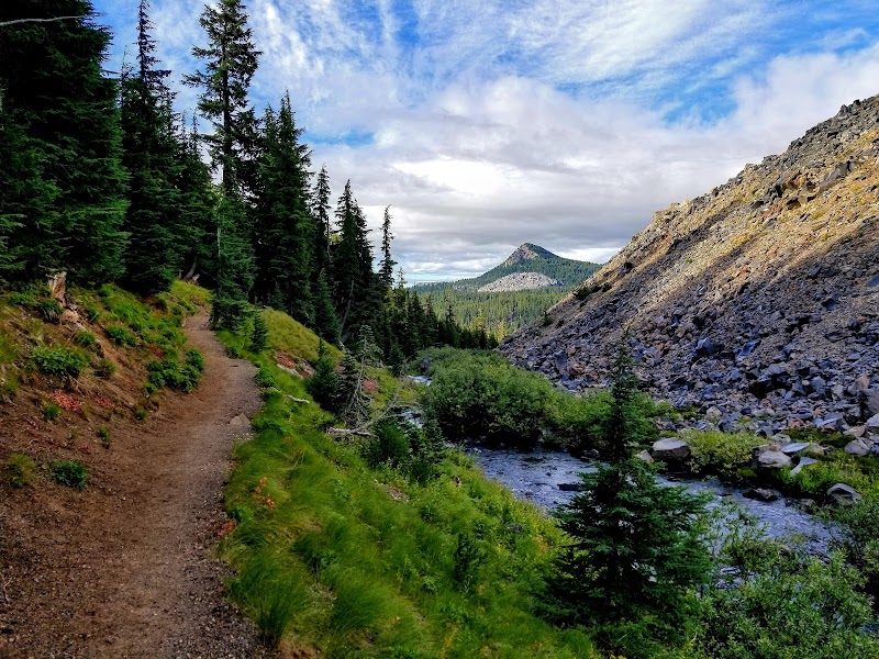 Majestic Views at Green Lakes Trailhead outdoor detail