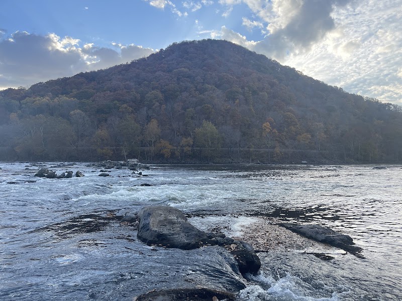 New River: A Serene Wonderland in the Appalachians surrounding landscape