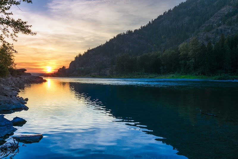 Flathead River: Montana's Aquatic Gem surrounding landscape
