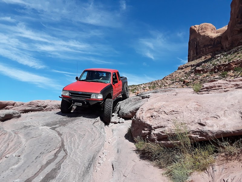 Moab Rim Trailhead: A Gateway to Adventure surrounding landscape