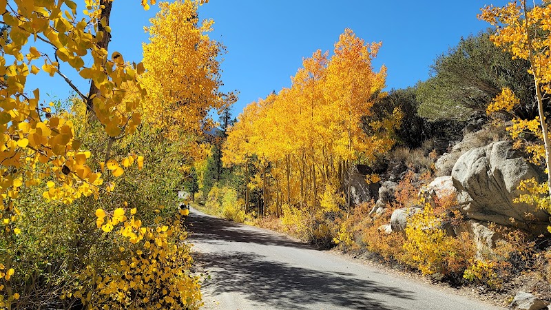 Discover the Serenity of Sabrina Lake Trailhead surrounding landscape