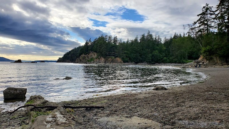 Discover the Allure of Fragrance Lake Trailhead surrounding landscape