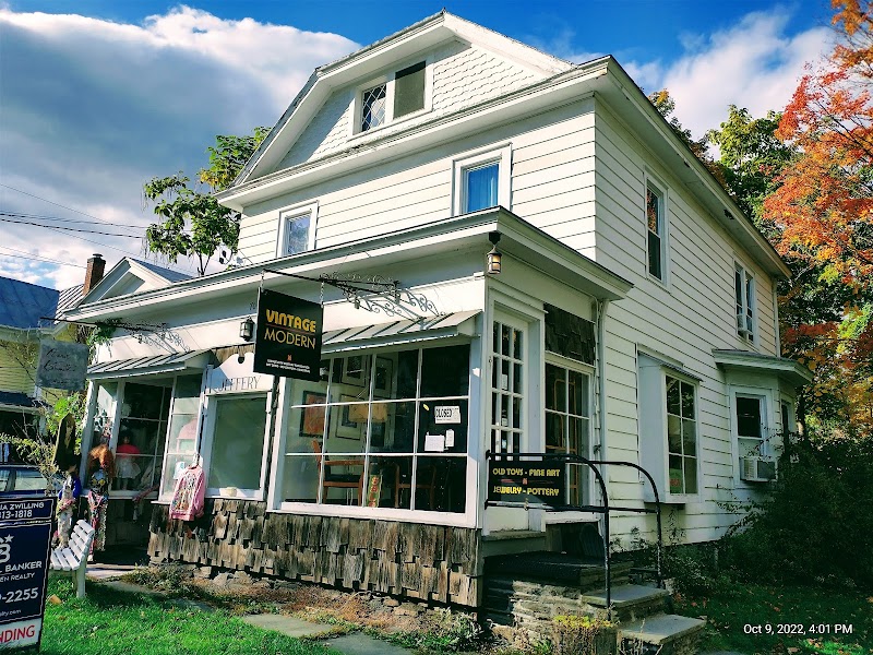 Scenic Serenity: Woodstock's Natural Charm surrounding landscape